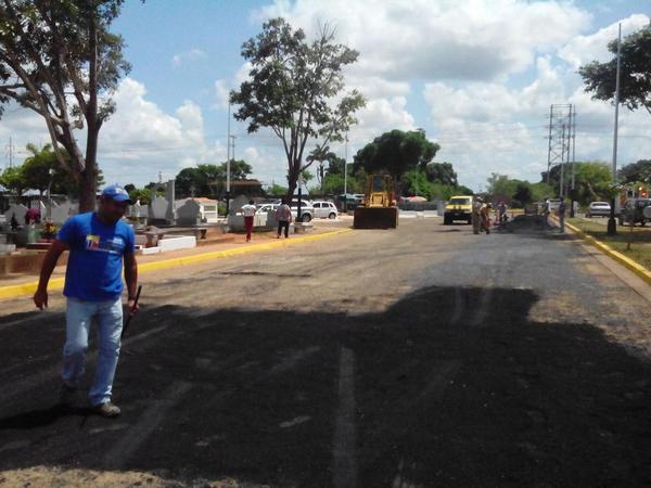 También se ejecutaron labores del bacheo en el camposanto